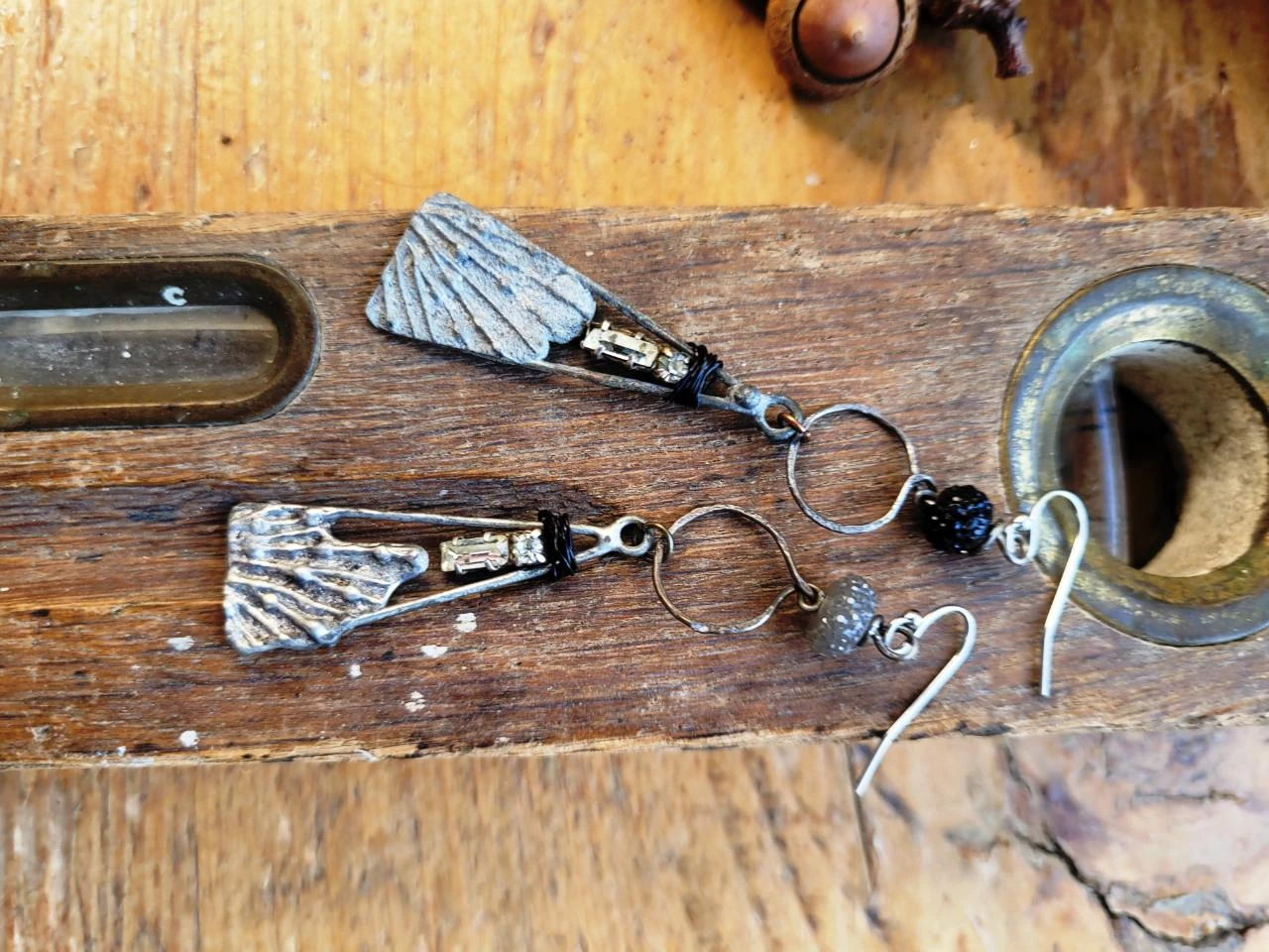 Des boucles d'oreille primitives avec breloques artisanales en étain .. – photo 2
